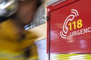 Les pompiers du Service d'incendie et de secours de Genève sont intervenus jeudi après-midi pour un incendie dans le cycle d'orientation des Grandes-Communes au Petit-Lancy (image d'illustration). KEYSTONE/MARTIAL TREZZINI